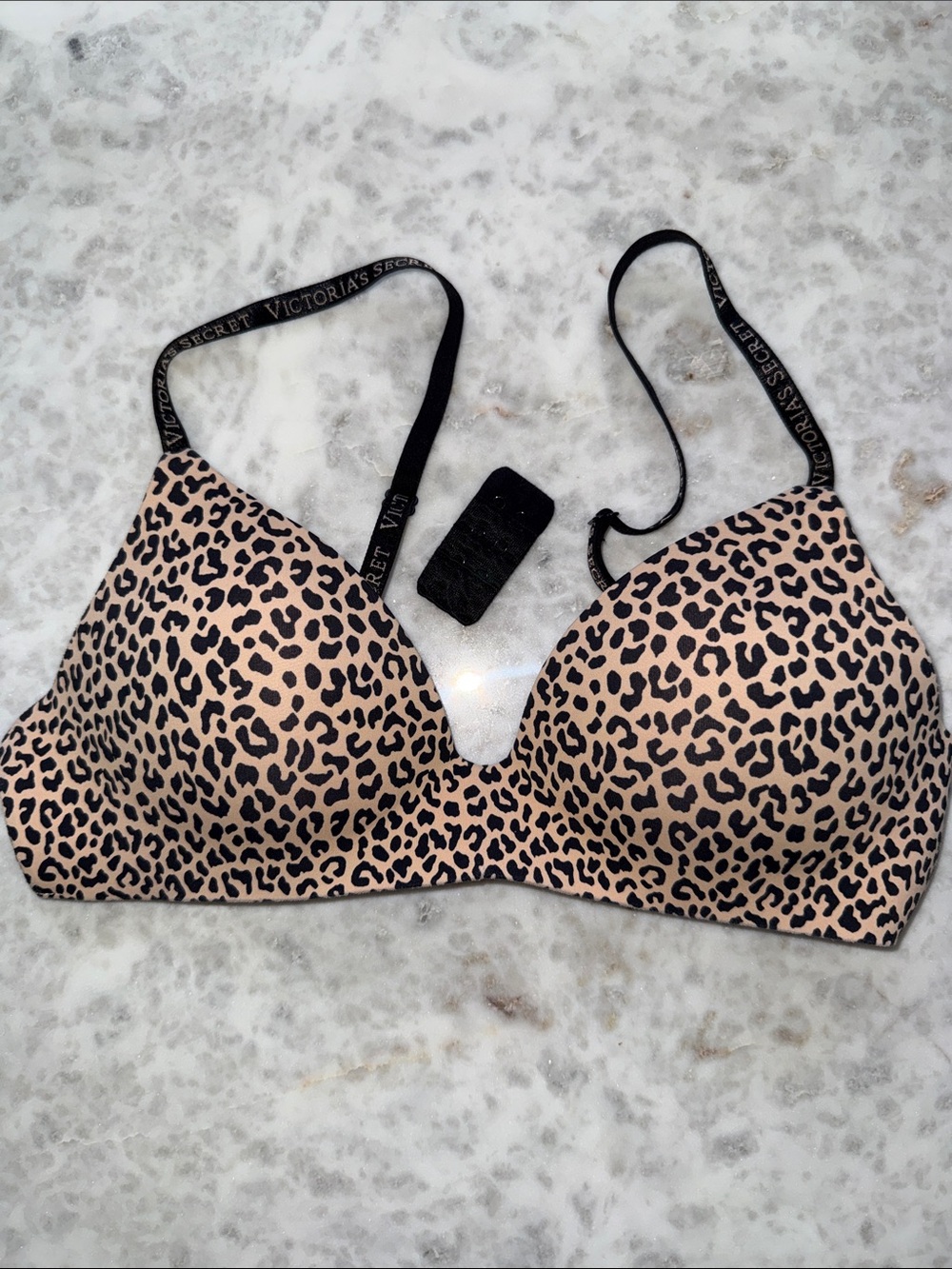 Victoria's Secret t-shirt lightly lined wireless leopard bra 34B + extender